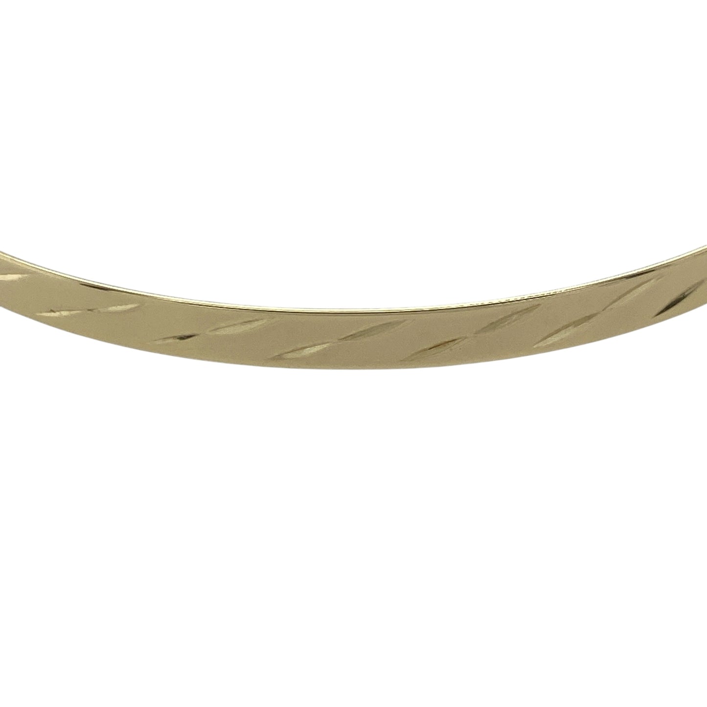 Bring radiant texture and classic sophistication to your collection with this pre-owned 9ct yellow solid gold diamond-cut patterned bangle, combining timeless elegance with a touch of refined sparkle—perfect for everyday wear or special occasions.
Design: The bangle features a 4mm-wide band with a detailed diamond-cut pattern that reflects the light beautifully, adding brilliance and depth to its polished finish.