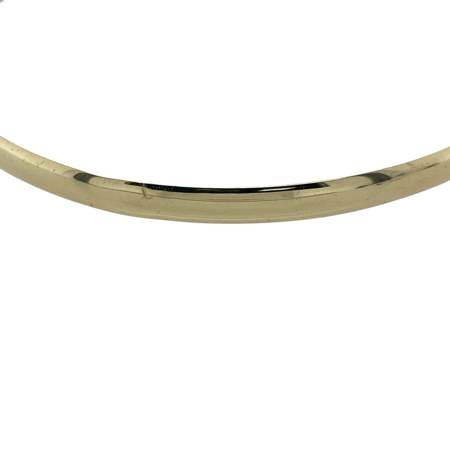 Bring sleek simplicity and timeless elegance to your look with this pre-owned 9ct yellow solid gold plain bangle—perfect for everyday wear or pairing with other gold pieces.
Design: The bangle features a smooth, polished 4mm-wide band with a classic plain finish, offering a minimalist and versatile style that complements any outfit.
Material: Made from solid 9-carat yellow gold, the rich tone provides lasting shine and durability for years of wear.