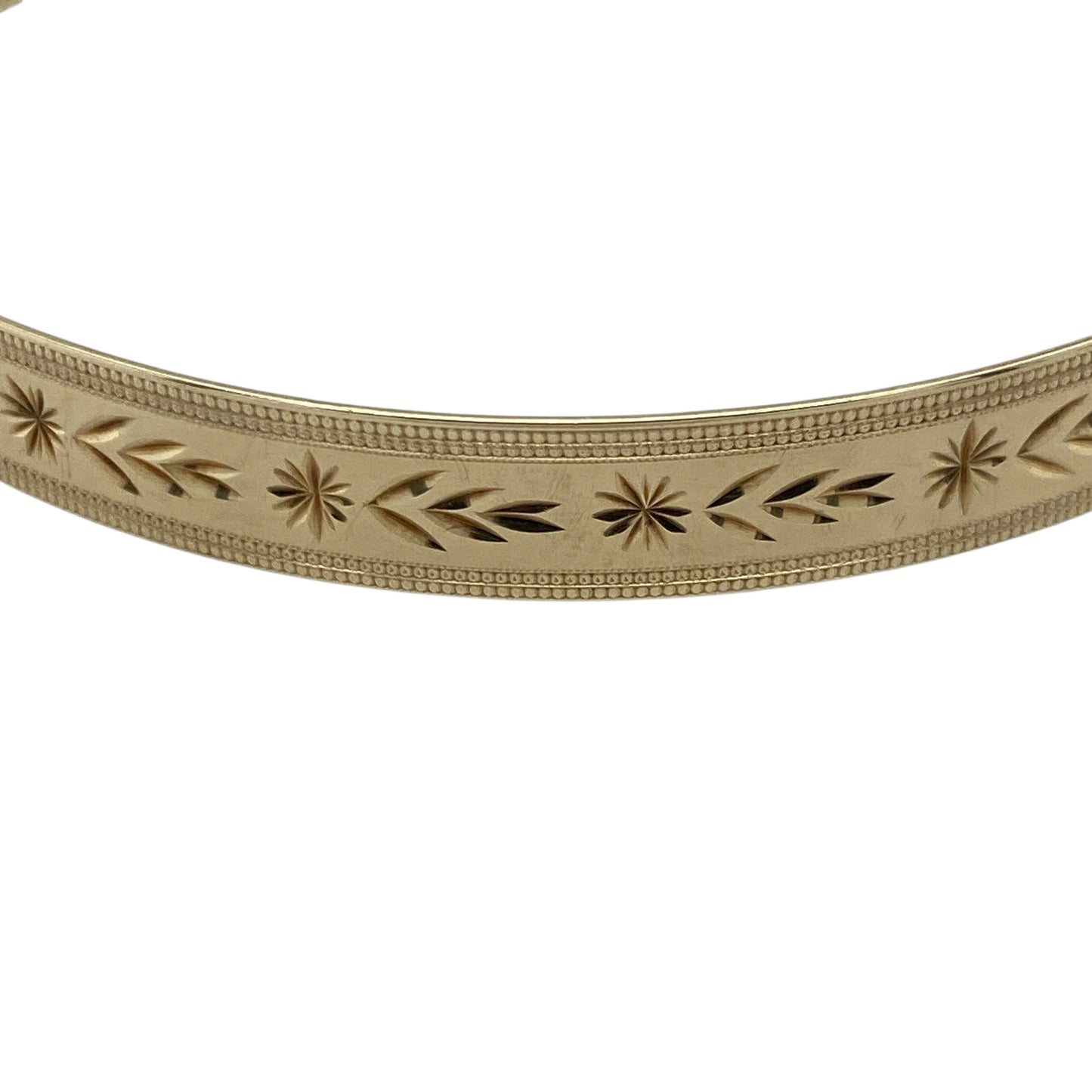 Bring classic style and practical elegance to your collection with this pre-owned 9ct yellow solid gold patterned expanding bangle—perfect for adding a touch of timeless sophistication to any look.
Design: The bangle features a 7mm-wide band with an intricate patterned finish, giving it texture and visual appeal while maintaining a refined and elegant profile. The expanding design allows for an adjustable fit, combining beauty with versatility.