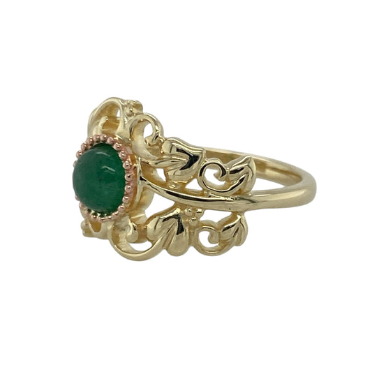 Bring symbolic beauty and rich colour to your collection with this pre-owned 9ct yellow and rose gold green stone set Clogau Tree of Life ringβperfect for celebrating nature, growth, and enduring style.
Design: The ring features Clogauβs iconic Tree of Life motif, beautifully formed in 9ct yellow and rose gold, surrounding a vivid 5mm round green stone at its centre. The delicate intertwining design represents harmony, renewal, and connection.