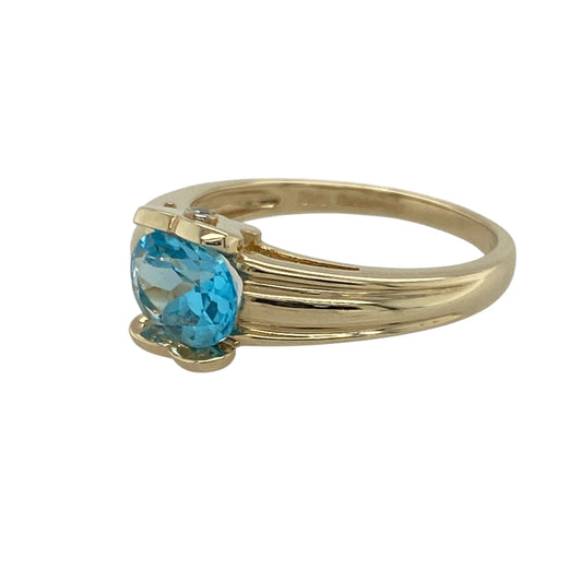Bring playful elegance and a touch of sparkle to your collection with this pre-owned 9ct yellow gold diamond and blue topaz set butterfly ring—perfect for adding colour and charm to any look.
Design: The ring features a striking 8mm by 6mm oval-cut blue topaz at the centre, radiating vibrant sky-blue tones. Above and below the topaz, delicate butterfly motifs are each set with a small diamond, adding whimsical sparkle and graceful detail.
Material: Made from 9-carat yellow gold