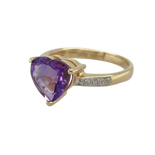 Bring romantic colour and luxurious sparkle to your collection with this pre-owned 18ct yellow gold diamond and amethyst set heart ring—perfect for adding timeless elegance and sentiment to any occasion.
Design: The ring features a stunning heart-shaped amethyst of approximately 9mm, radiating rich purple hues that symbolise love and serenity. The shoulders are adorned with sparkling diamonds, adding brilliance and enhancing the romantic heart motif.