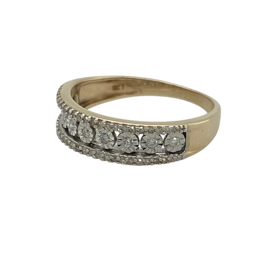 Bring refined sparkle and classic elegance to your collection with this pre-owned 9ct yellow gold diamond illusion set band ringβperfect for everyday sophistication or special occasions.
Design: The ring features a 5mm-wide front with approximately 0.20ct of total diamond content, arranged in an illusion-style setting that enhances the brilliance and creates the appearance of a larger diamond surface. The design offers a timeless balance of sparkle and simplicity.