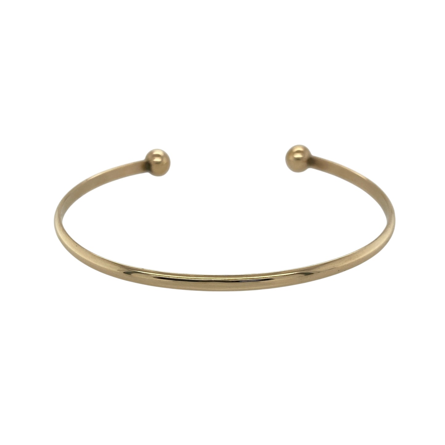 Bring sleek style and classic elegance to your collection with this pre-owned 9ct solid yellow gold torque bangle—perfect for everyday wear or adding a timeless finishing touch to any outfit.
Design: The bangle features a smooth 3mm-wide band finished with two 6mm polished gold balls at each end, creating the signature open torque style. Its simple yet sophisticated design offers versatility and enduring appeal.