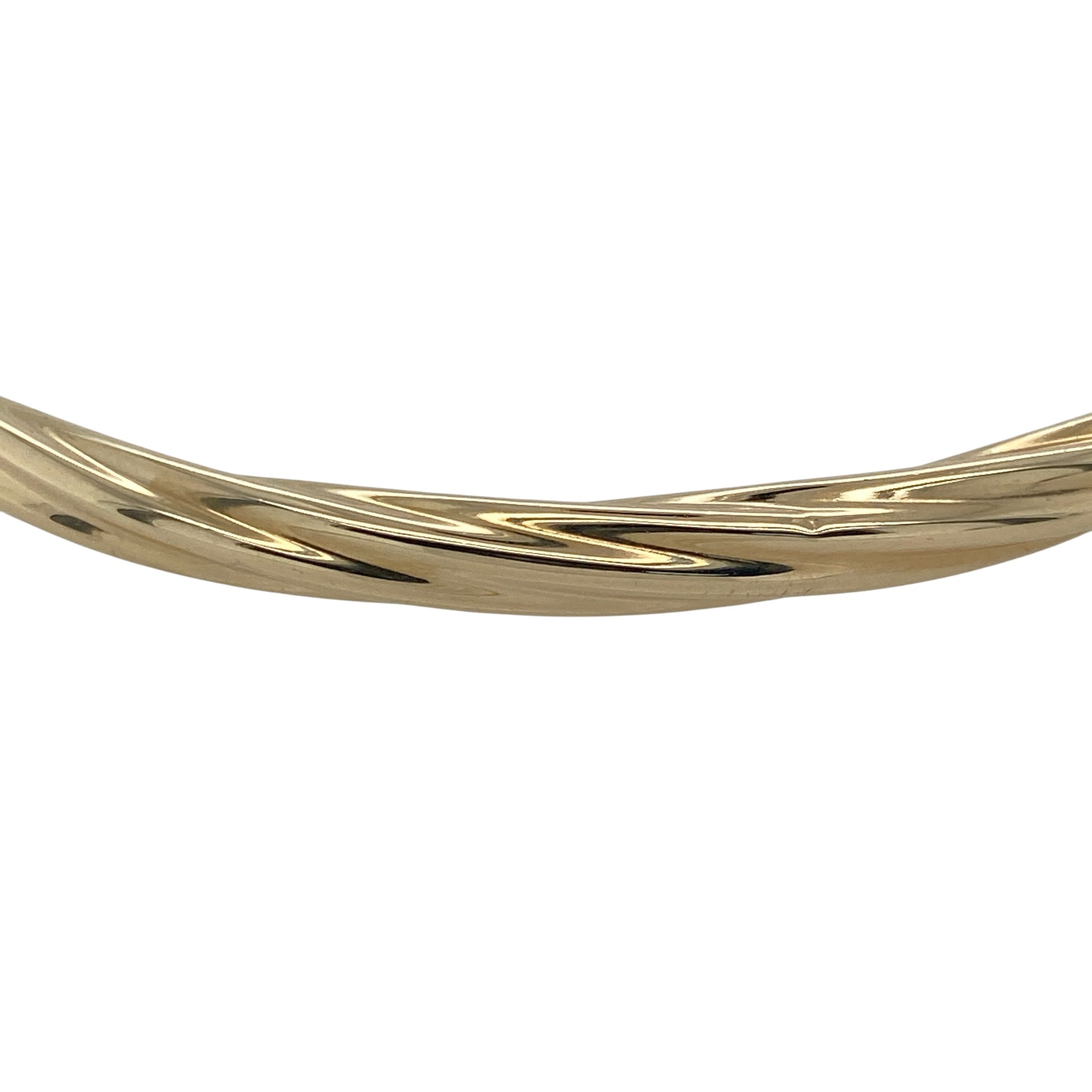Bring classic elegance and subtle texture to your collection with this pre-owned 9ct yellow gold twisted bangle—perfect for adding timeless sophistication to any look.
Design: The bangle features a 4mm-wide band with a graceful twisted design, creating a beautiful interplay of light and texture for a refined and stylish finish.
Material: Made from 9-carat yellow gold, the warm tone enhances the twisted pattern and provides lasting shine and durability.