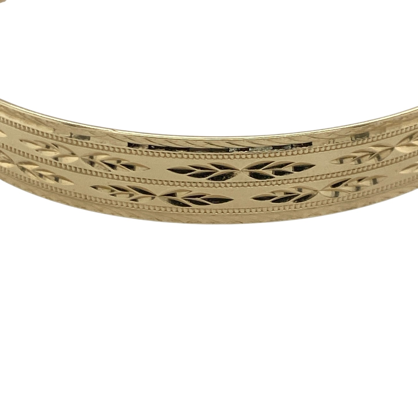 Bring timeless design and refined detail to your collection with this pre-owned 9ct solid yellow gold patterned expanding bangle—perfect for everyday elegance or special occasions.
Design: The bangle features a 9mm-wide band with an intricate patterned finish, adding depth and texture to its classic form. The expanding design allows for easy wear while maintaining a sleek, elegant profile.