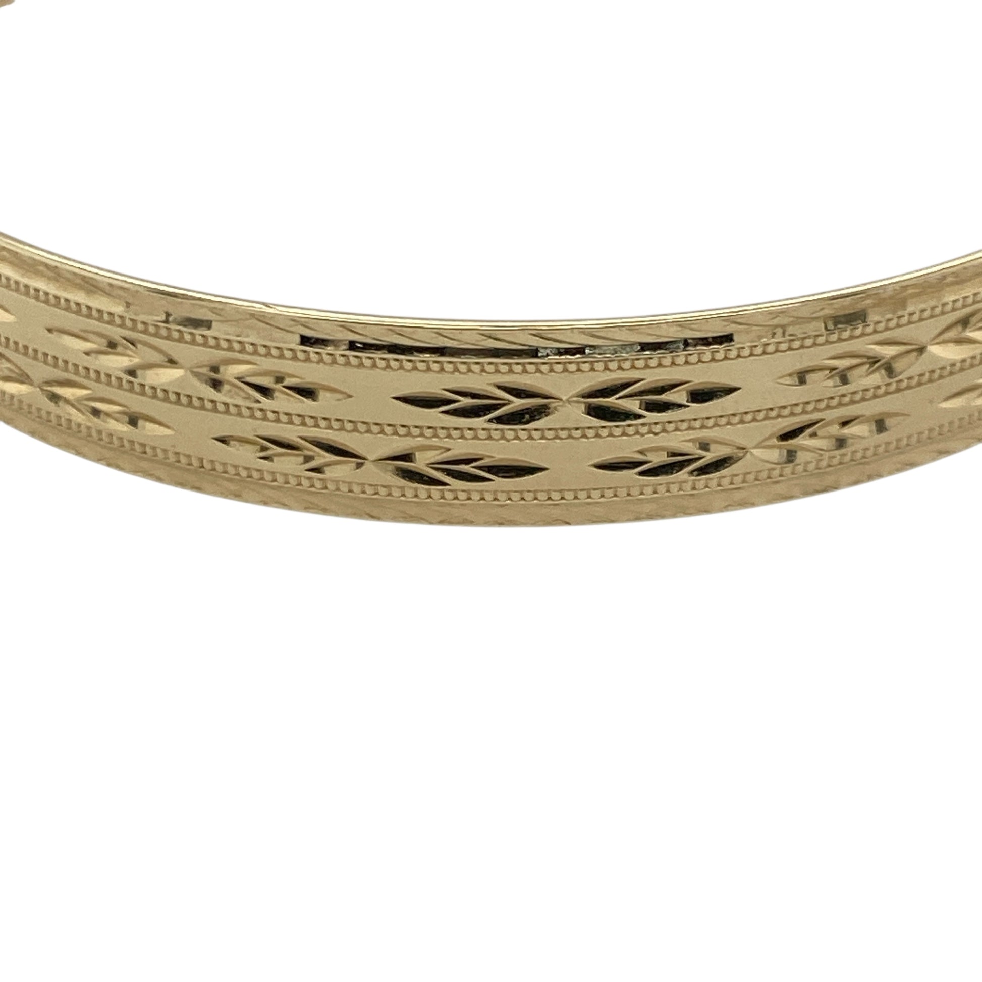 Bring timeless design and refined detail to your collection with this pre-owned 9ct solid yellow gold patterned expanding bangle—perfect for everyday elegance or special occasions.
Design: The bangle features a 9mm-wide band with an intricate patterned finish, adding depth and texture to its classic form. The expanding design allows for easy wear while maintaining a sleek, elegant profile.