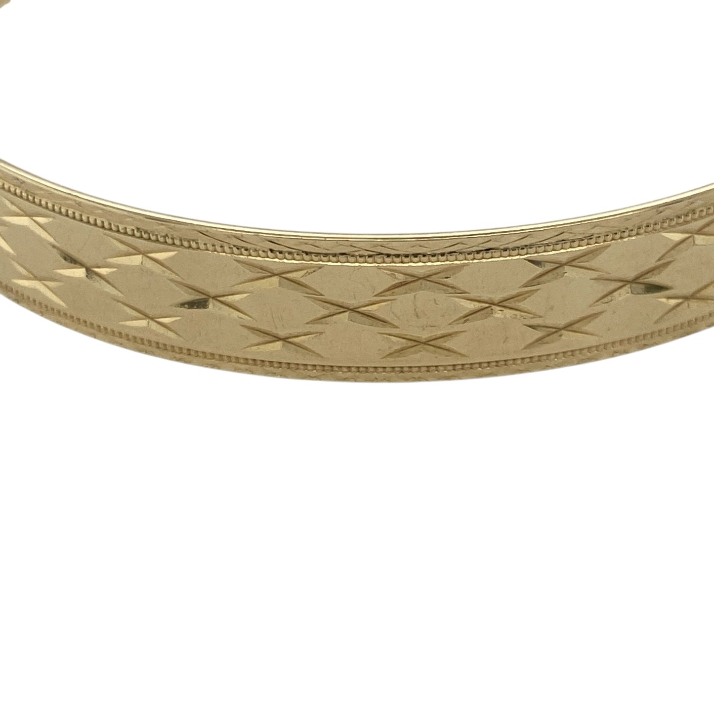 Bring bold elegance and timeless craftsmanship to your collection with this pre-owned 9ct solid yellow gold diamond-cut patterned expanding bangle—perfect for making a luxurious statement on any occasion.
Design: The bangle features a 9mm-wide band with an intricate diamond-cut pattern that catches the light beautifully, adding brilliance and texture to its classic form. The expanding design allows for a comfortable and flexible fit while maintaining a polished and sophisticated appearance.
