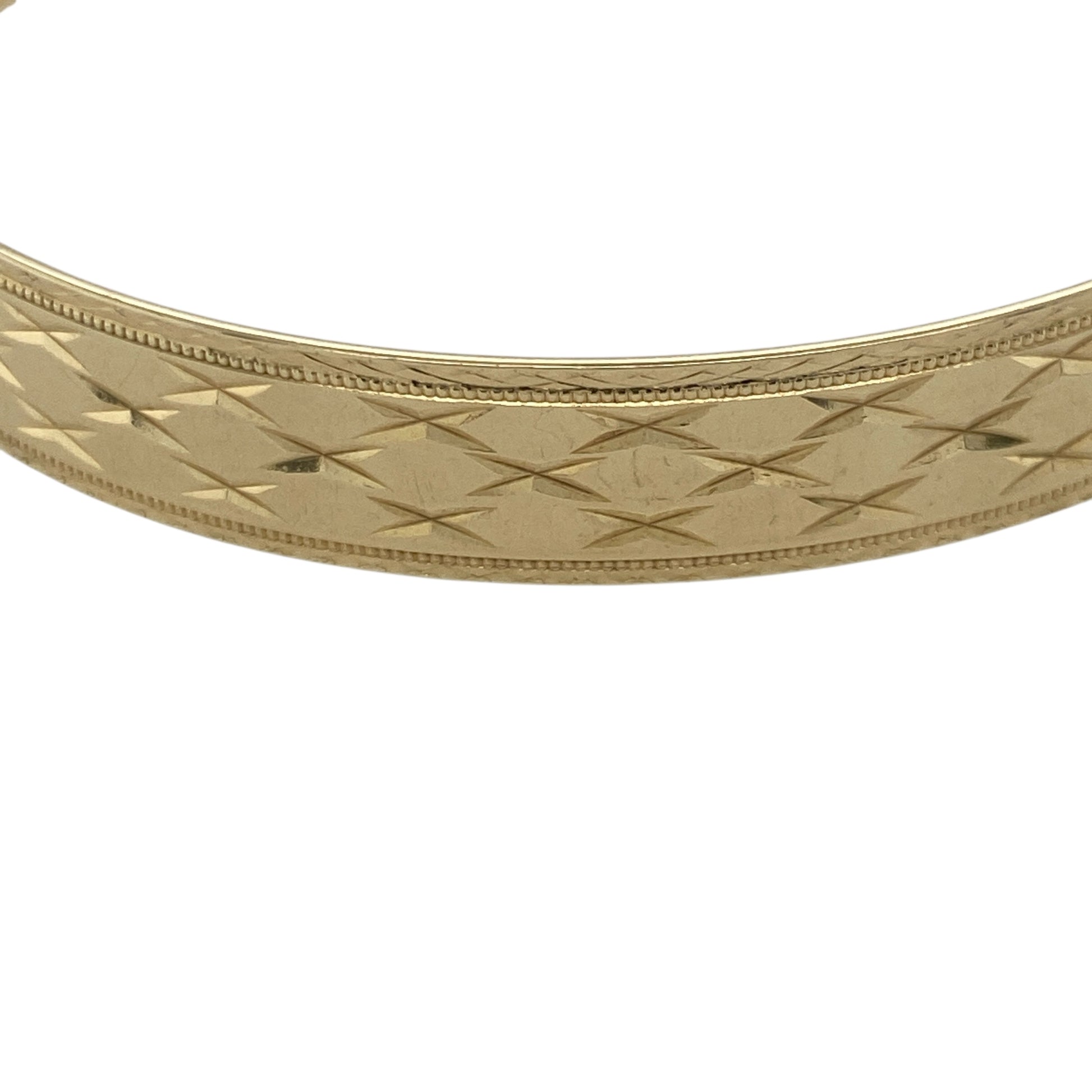 Bring bold elegance and timeless craftsmanship to your collection with this pre-owned 9ct solid yellow gold diamond-cut patterned expanding bangle—perfect for making a luxurious statement on any occasion.
Design: The bangle features a 9mm-wide band with an intricate diamond-cut pattern that catches the light beautifully, adding brilliance and texture to its classic form. The expanding design allows for a comfortable and flexible fit while maintaining a polished and sophisticated appearance.