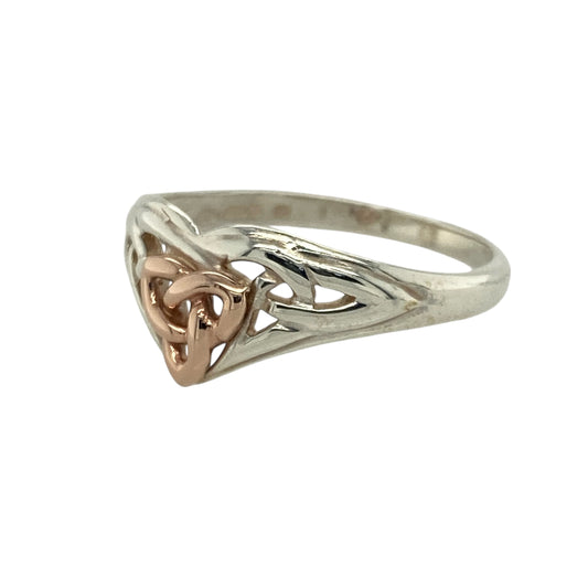 Bring symbolic beauty and timeless Celtic design to your collection with this pre-owned 925 silver Cymru metal and 9ct rose gold Celtic Triquetra ring—perfect for celebrating heritage and unity in elegant style.
Design: The ring features an intricate Celtic Triquetra knot at the front, measuring 8mm wide, symbolising eternity, strength, and connection. The contrast between the polished silver band and the warm 9ct rose gold detailing adds depth and meaning to the design.