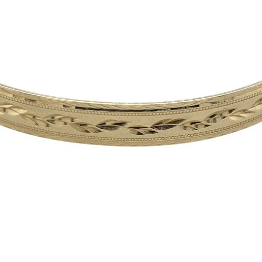 Add timeless charm and versatility to your collection with this pre-owned 9ct yellow solid gold patterned expanding bangle — a beautiful piece that combines classic design with practical elegance.
Design: The bangle features an intricate patterned finish across its surface, adding texture and visual interest, while the expanding mechanism ensures both comfort and flexibility for the wearer.