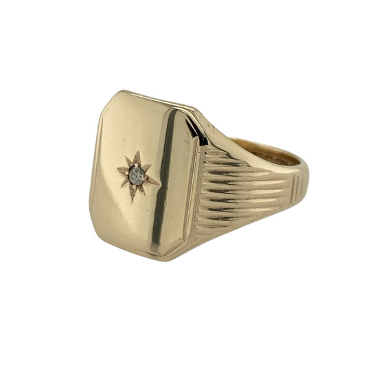 Add refined style and subtle brilliance to your collection with this pre-owned 9ct yellow gold diamond set rectangle signet ring — a contemporary take on a classic design with a touch of sparkle.
Design: The ring features a rectangular front measuring 13mm high, accented with sparkling diamonds for understated elegance, while the textured shoulders add depth and character to the overall look.