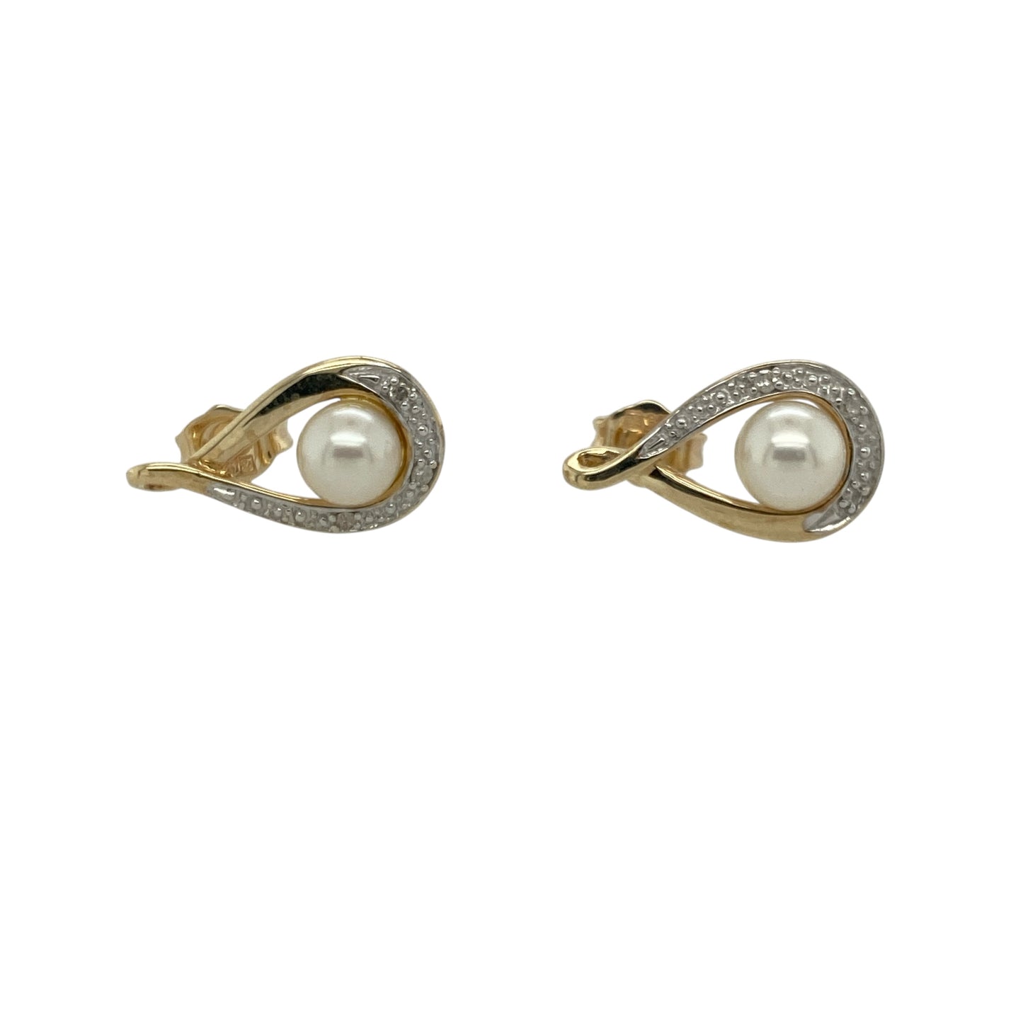 Add classic elegance and timeless charm to your collection with these pre-owned 9ct yellow gold diamond and pearl set swirl stud earrings — a graceful design that captures refined sophistication.
Design: Each earring features a 5mm pearl at the centre, encircled by a delicate swirl of yellow gold accented with a sparkling diamond for a subtle touch of brilliance.