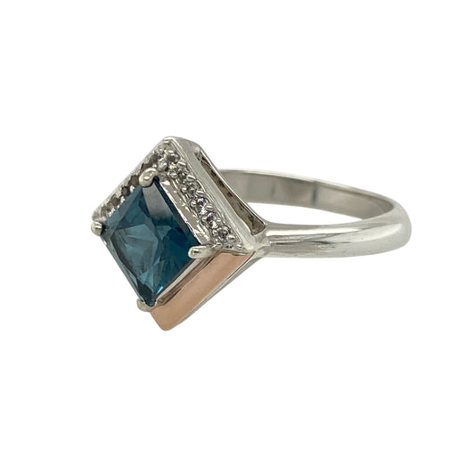 Add a touch of elegance and romance to your collection with this pre-owned 925 silver and blue and white topaz Clogau Kensington Love ring β a beautifully detailed piece inspired by timeless sophistication.
Design: The ring features a striking 6mm by 6mm square-cut blue topaz at the centre, accented by sparkling white topaz stones that enhance its brilliance and symbolise enduring love.