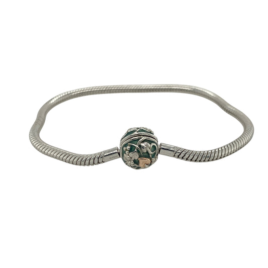 Add contemporary charm and signature Clogau style to your collection with this pre-owned 925 silver bead charm bracelet β a versatile piece perfect for personal expression and everyday elegance.
Design: The bracelet features a polished silver bead design with a distinctive clasp adorned with green enamel detailing, adding a subtle pop of colour and a unique Clogau touch.