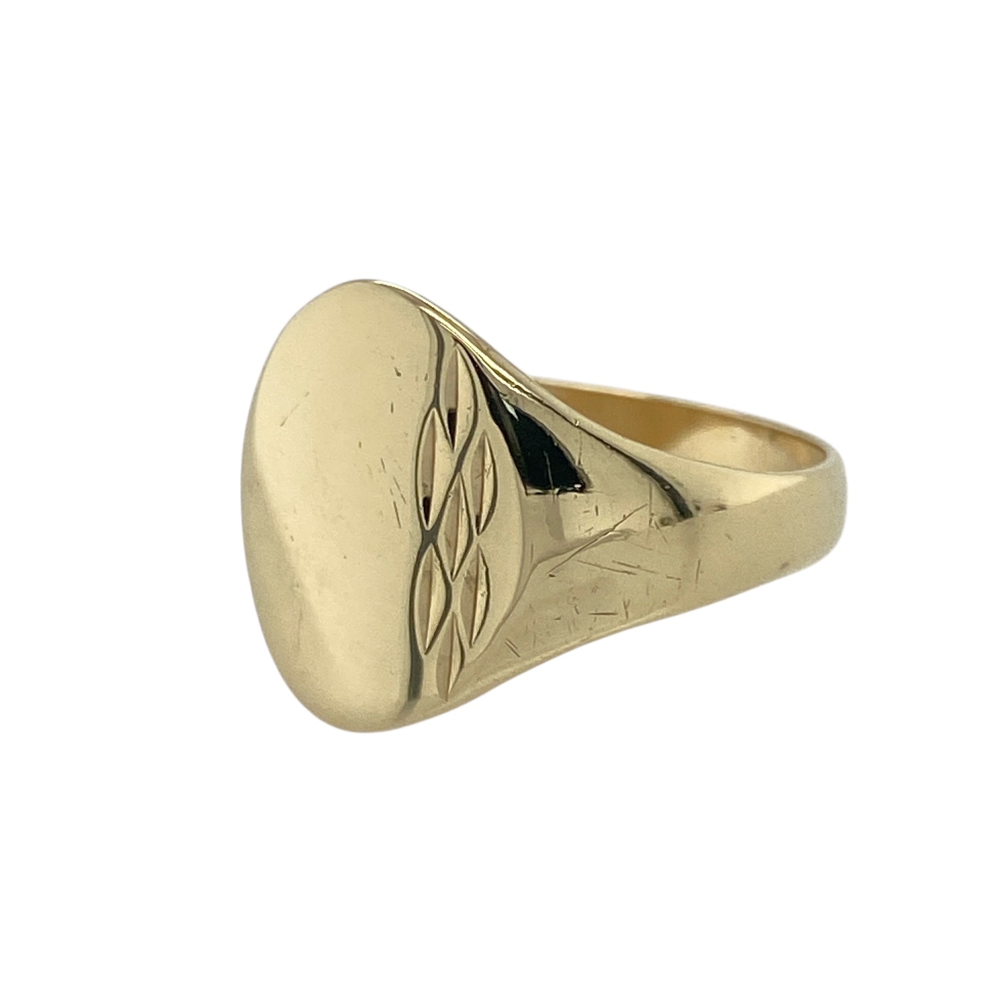 Add timeless elegance and traditional style to your collection with this pre-owned 9ct yellow gold patterned oval signet ring — a refined piece that blends classic design with intricate detail.
Design: The ring features an oval-shaped front measuring 14mm high, enhanced with a finely patterned surface that adds depth and character to its polished appearance.
Material: Made from 9-carat yellow gold, the rich golden tone highlights the detailing and provides a warm, luxurious finish.