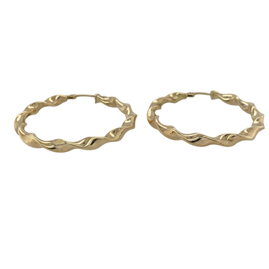 Add graceful movement and classic shine to your collection with these pre-owned 9ct yellow gold twist ribbon hoop creole earrings — a timeless design that combines elegance with everyday versatility.
Design: Each earring features a flowing twist ribbon pattern that catches the light beautifully, creating a subtle play of texture and shine in a classic creole hoop style.
Material: Made from 9-carat yellow gold, the warm tone enhances the sculpted design and offers a polished, luxurious finish.