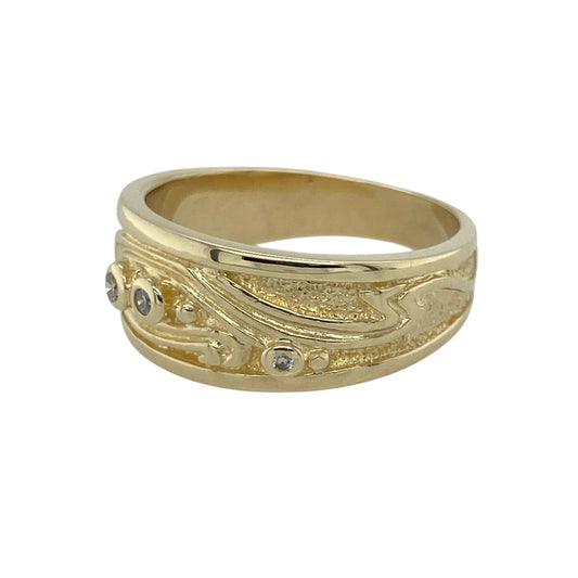 Pre-owned 9ct Yellow Gold & Diamond Set Clogau Swirl Band Ring in size P with the weight 5.90 grams. The front of the band is 9mm wide