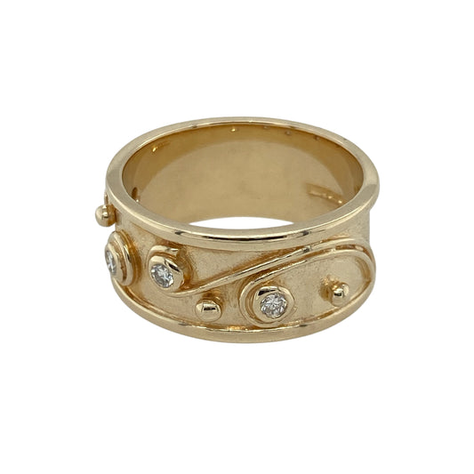 Bring a touch of bold sophistication to your collection with this pre-owned 9ct yellow gold and diamond set wide band ring, offering striking presence and timeless sparkle—ideal for statement wear or elegant everyday style.
Design: The ring features a decorative wide band design adorned with diamond detailing, adding depth and brilliance to its luxurious appearance.
Material: Made from 9ct yellow gold with a polished finish that enhances the warmth of the metal and complements the diamond accents.