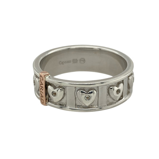 Celebrate love and elegance with this pre-owned 925 silver and 9ct rose gold Clogau Cariad heart band ring, beautifully combining timeless design with meaningful sentiment—perfect for everyday wear or as a heartfelt gift.
Design: The ring features an elegant 7mm wide band adorned with delicate heart motifs and sparkling white topaz stones, symbolising love and affection in true Cariad style.