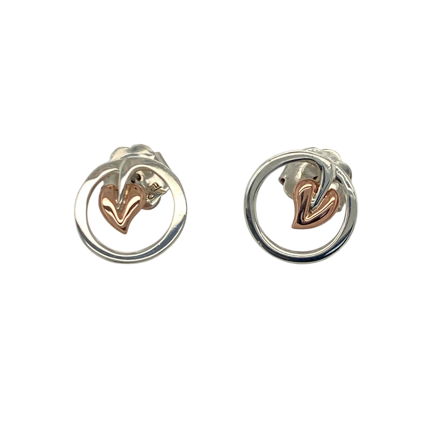 Celebrate nature’s beauty and timeless design with these pre-owned 925 silver and 9ct rose gold Clogau Tree of Life circle stud earrings, symbolising growth, strength, and connection—perfect for everyday wear or meaningful gifting.
Design: Each earring features a circular design adorned with Clogau’s iconic Tree of Life motif, representing the harmony between nature and life.