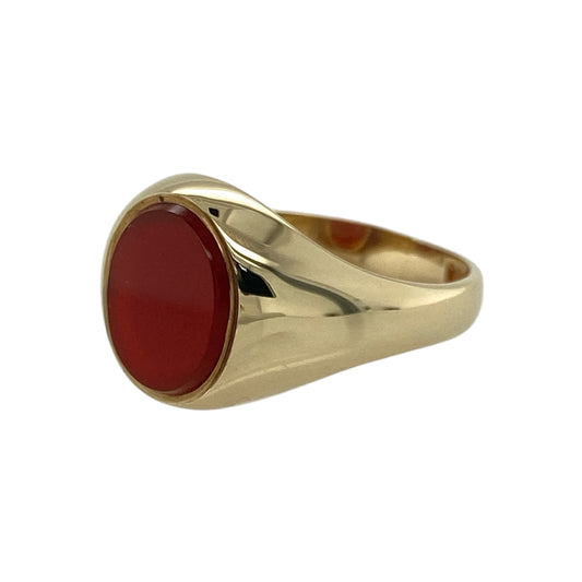 Add classic style and rich colour to your collection with this pre-owned 9ct yellow gold and carnelian signet ring, combining traditional design with a warm, sophisticated finish—perfect for everyday wear or special occasions.
Design: The ring features an oval carnelian stone measuring 7mm by 5mm, displaying its signature deep orange-red hue that catches the light beautifully.