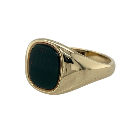Add rich colour and traditional style to your collection with this pre-owned 9ct yellow gold and bloodstone signet ring, combining timeless craftsmanship with bold, masculine appeal—perfect for everyday wear or special occasions.
Design: The ring features a rounded rectangular bloodstone measuring 10mm by 9mm, showcasing deep green tones with characteristic flecks of red for a distinctive and classic look.