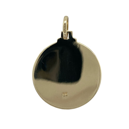 Add timeless meaning and bold elegance to your collection with this pre-owned 9ct yellow gold large round St Christopher pendant, symbolising protection and guidanceβperfect for everyday wear or as a thoughtful gift.
Design: The pendant features a detailed depiction of St Christopher, the patron saint of travellers, within a classic round frame that enhances the designβs depth and definition.
