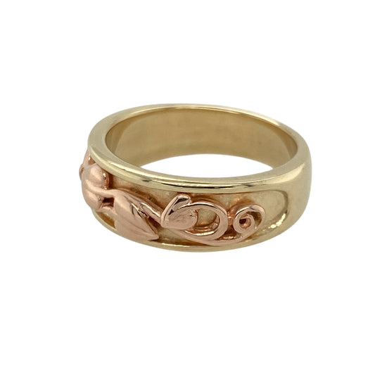 Bring natural beauty and symbolic elegance to your collection with this pre-owned 9ct yellow and rose gold Clogau inlaid Tree of Life band ring—a timeless design celebrating growth, strength, and connection.
Design: The ring features Clogau’s signature Tree of Life motif, with intricate rose gold inlays flowing across the yellow gold band to represent the harmony between nature and life’s continual growth.