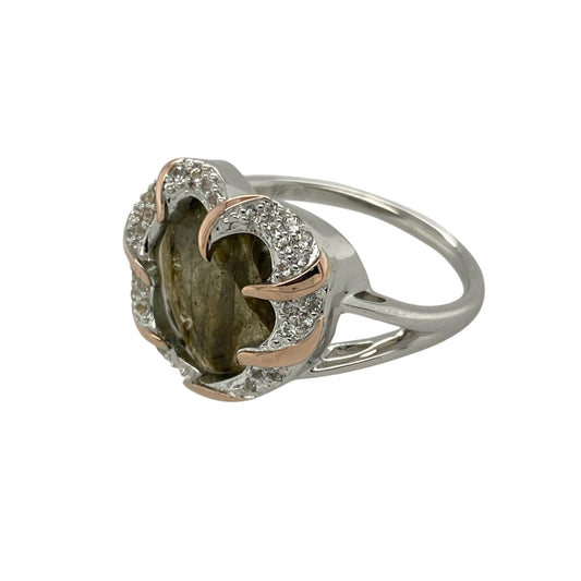 Bring romance and contrast to your collection with this pre-owned 925 silver with 9ct rose gold white topaz and black translucent stone heart ring—a striking design that blends elegance with modern charm.
Design: The ring features a bold heart-shaped black translucent stone at the centre, accented with sparkling white topaz and touches of warm rose gold for a beautifully balanced look.