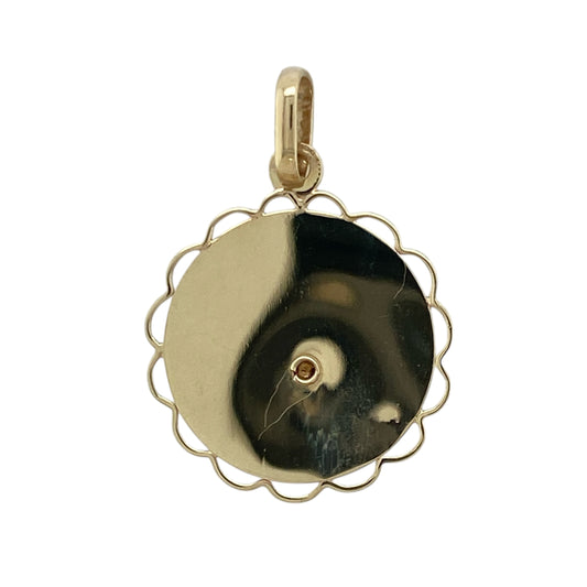 Bring faith and protection to your collection with this pre-owned 9ct yellow gold round scalloped edge St Christopher pendant—a classic and meaningful piece with timeless appeal.
Design: The pendant features a detailed depiction of St Christopher, the patron saint of travellers, framed by a scalloped edge that adds texture and elegance.
Material: Made from 9-carat yellow gold, the polished finish enhances the intricate detailing and gives the pendant a warm, radiant shine.