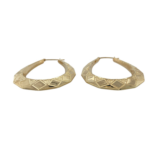 Bring bold elegance and timeless design to your collection with these pre-owned 9ct yellow gold patterned large oval creole earrings—a statement pair that combines classic style with intricate detail.
Design: Each earring features a large oval creole shape adorned with an intricate patterned finish, adding texture and sophistication to the traditional hoop style.
Material: Made from 9-carat yellow gold, the polished surface enhances the detailed pattern and gives the earrings a rich, radiant glow.