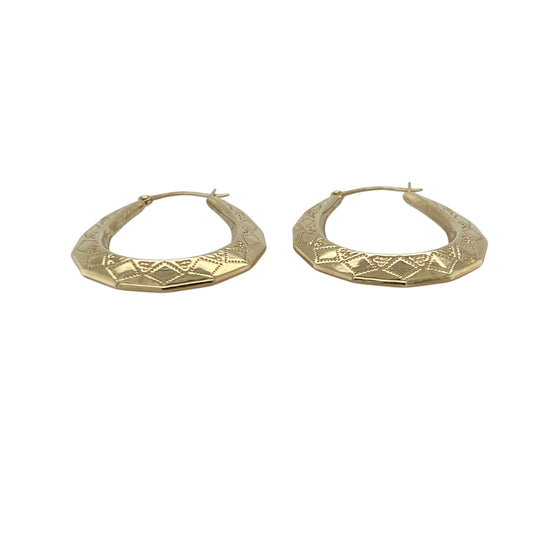 Bring subtle elegance and golden shine to your collection with these pre-owned 9ct yellow gold patterned oval creole earrings—a delicate and timeless design perfect for everyday wear.
Design: Each earring features an oval creole shape with a detailed patterned finish, adding a touch of texture and sophistication to the classic hoop style.
Material: Made from 9-carat yellow gold, the polished surface enhances the intricate pattern and provides a warm, radiant glow.