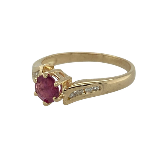 Bring vibrant colour and refined sparkle to your collection with this pre-owned 9ct yellow gold diamond and ruby set twist ring—a classic design that exudes timeless elegance and charm.
Design: The ring features a vivid 5mm round ruby at the centre, accented by diamond-set shoulders in a graceful twist design that enhances the stone’s rich red hue and brilliance.