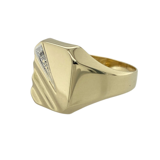 Bring refined style and subtle sparkle to your collection with this pre-owned 9ct yellow gold diamond set rectangle signet ring—a sophisticated design that blends classic form with contemporary elegance.
Design: The ring features a 14mm high rectangular face accented with sparkling diamonds, adding a touch of brilliance to the traditional signet silhouette.
Material: Made from 9-carat yellow gold, the polished finish enhances the ring’s smooth lines and provides a warm, luxurious glow.
