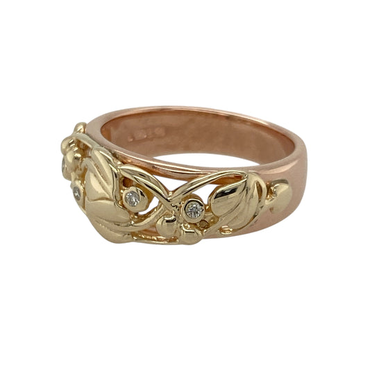 Bring natural beauty and timeless elegance to your collection with this pre-owned 9ct yellow and rose gold diamond set Clogau Tree of Life ring—a meaningful design celebrating growth, strength, and renewal.
Design: The ring features Clogau’s iconic Tree of Life motif adorned with sparkling diamonds across the 8mm wide front, creating a radiant and symbolic display.
Material: Made from 9-carat yellow