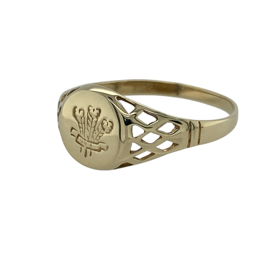 Bring heritage and elegant craftsmanship to your collection with this pre-owned 9ct yellow gold Welsh Three Feathers signet ring—a meaningful piece celebrating national pride and timeless style.
Design: The ring features the iconic Welsh Three Feathers emblem engraved on a 10mm high oval face, with basket-style open shoulders adding detail and character to the classic signet design.