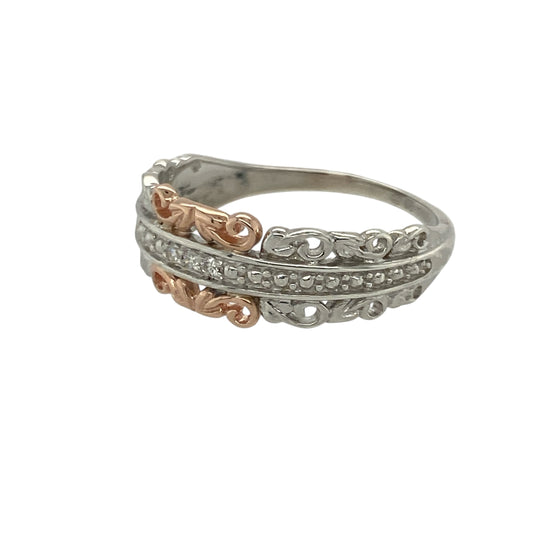 Bring natural elegance and timeless symbolism to your collection with this pre-owned 925 silver with 9ct rose gold and diamond set Clogau Tree of Life band ring—a beautiful design celebrating growth, strength, and harmony.
Design: The ring features Clogau’s signature Tree of Life motif adorned with sparkling diamonds across the 7mm wide front, representing the connection between nature and life’s continual growth.