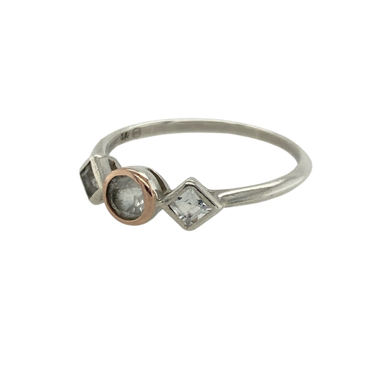 Bring classic sparkle and elegant symbolism to your collection with this pre-owned 925 silver with 9ct rose gold and white topaz set Clogau trilogy ring—a timeless design representing love, friendship, and fidelity.
Design: The ring features a 4mm round white topaz centre stone, flanked by two smaller topaz stones on either side, creating a refined and balanced trilogy design.