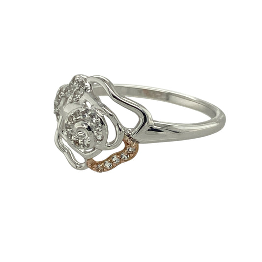 Bring romantic charm and elegant sparkle to your collection with this pre-owned 925 silver with 9ct rose gold and white topaz set Clogau rose ring—a graceful piece that captures the beauty of nature in timeless form.
Design: The ring features a beautifully detailed rose motif adorned with white topaz stones, creating a soft shimmer that enhances its floral elegance.