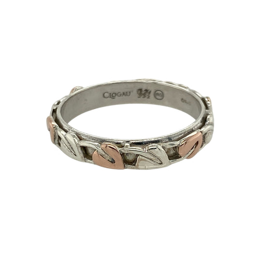 Bring heartfelt meaning and natural elegance to your collection with this pre-owned 925 silver with 9ct rose gold Clogau Cariad Tree of Life band ring—a beautiful design symbolising love, growth, and connection.
Design: The ring features Clogau’s iconic Tree of Life motif intertwined with the word Cariad—Welsh for “love”—creating a meaningful and romantic design.