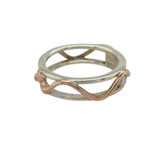 Bring natural beauty and graceful design to your collection with this pre-owned 925 silver with 9ct rose gold Clogau open weave Tree of Life band ring—a symbolic piece representing harmony, growth, and renewal.
Design: The ring features Clogau’s iconic Tree of Life motif in an elegant open weave pattern, with flowing rose gold detailing symbolising the connection between nature and life.