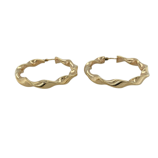 Add graceful movement and elegant shine to your look with these pre-owned 9ct yellow gold twisted ribbon hoop creole earrings, blending timeless style with a modern twist—perfect for everyday wear or special occasions.
Design: Each earring features a flowing twisted ribbon design that creates beautiful texture and light reflection, adding a touch of sophistication to the classic hoop style.