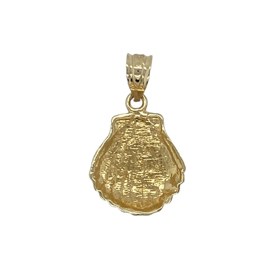 Add coastal charm and timeless elegance to your collection with this pre-owned 9ct yellow gold seashell pendant, inspired by the beauty of the ocean—perfect for everyday wear or as a thoughtful gift.
Design: The pendant features a beautifully detailed seashell motif with a smooth, polished surface that captures the light and adds subtle texture.
Material: Made from 9-carat yellow gold, the rich tone and high-shine finish give the piece a warm, radiant appeal.
