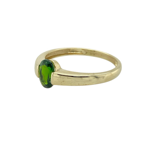 Add a touch of vibrant colour and refined elegance to your collection with this pre-owned 9ct yellow gold and chrome diopside ring, showcasing a striking green gemstone in a classic settingβperfect for everyday sophistication or special occasions.
Design: The ring features an oval chrome diopside stone measuring 7mm by 4mm, displaying a rich, deep green hue that catches the light beautifully.