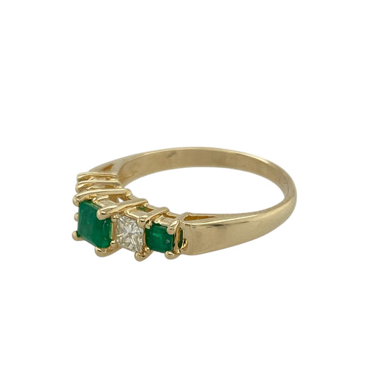 Add refined luxury and vibrant colour to your collection with this pre-owned 14ct yellow gold diamond and emerald princess cut ring, offering timeless sophistication and elegant sparkleβperfect for special occasions or everyday elegance.
Design: The ring features striking princess-cut emeralds and diamonds, each diamond approximately 0.13 points, creating a balanced and radiant display of rich green and brilliant white tones.