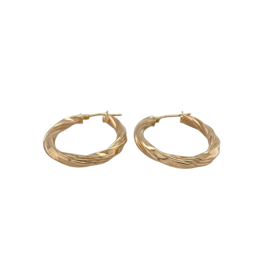 Add classic style and everyday elegance to your collection with these pre-owned 9ct yellow gold oval creole earrings, offering timeless design with a polished finishβperfect for any occasion.
Design: Each earring features a sleek oval creole shape with smooth curves that reflect light beautifully, creating a refined and versatile look.
Material: Made from 9-carat yellow gold, the high-shine finish enhances the warm golden tone and adds lasting brilliance.
