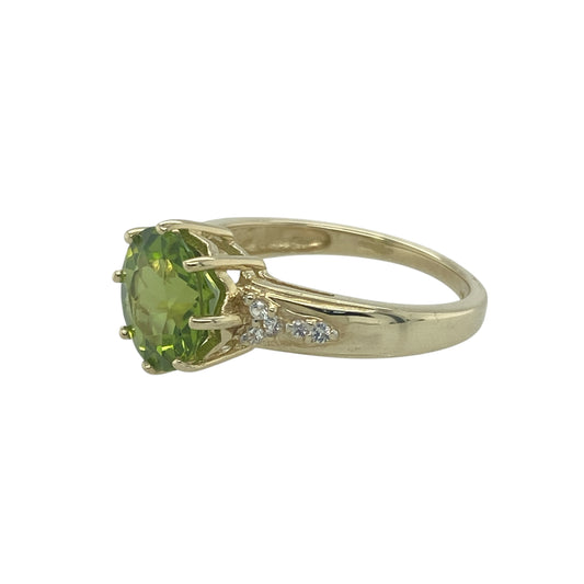 Bring vibrant colour and sparkle to your collection with this pre-owned 9ct yellow gold round-cut peridot and cubic zirconia ringβa striking blend of freshness and elegance, perfect for any occasion.
Design: The ring showcases a vivid round-cut peridot measuring approximately 9mm by 9mm, surrounded by sparkling cubic zirconia accents that enhance its bright green hue.
Material: Made from 9-carat yellow gold, the polished finish complements the lively tones of the peridot for a radiant, eye-catching look.