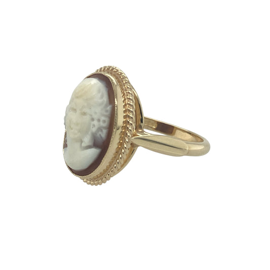Add timeless elegance and vintage charm to your collection with this pre-owned 9ct yellow gold rope edge oval cameo ringβa classic piece that captures heritage style and refined beauty.
Design: The ring features an oval cameo measuring approximately 15mm by 12mm, framed by an intricate rope edge that enhances its traditional appeal.
Material: Made from 9-carat yellow gold, the polished finish complements the warm tones of the gold and highlights the delicate detail of the carved cameo.