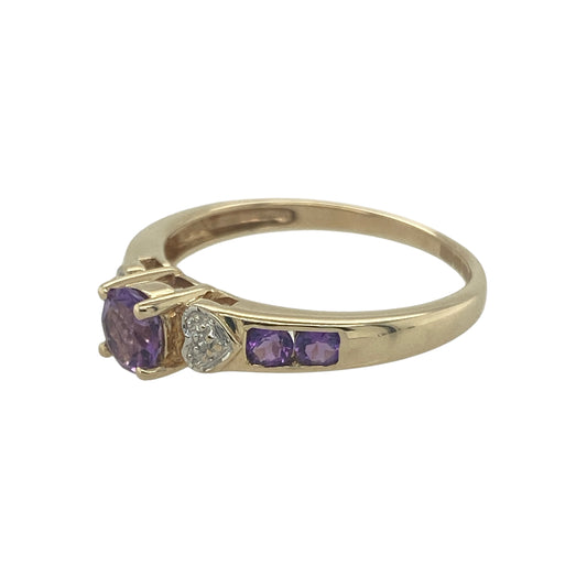 Bring a touch of rich colour and sparkle to your collection with this pre-owned 9ct yellow gold diamond and amethyst ringβelegant, feminine, and perfect for any occasion.
Design: The ring features a central amethyst measuring approximately 5mm by 5mm, complemented by smaller amethysts set along the shoulders and accented with sparkling diamonds for added brilliance.
Material: Made from 9-carat yellow gold,
